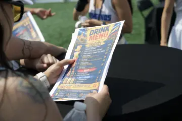 El equipo prepara la zona VIP antes de abrir puertas