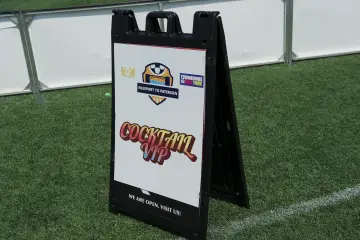 El equipo prepara la zona VIP antes de abrir puertas