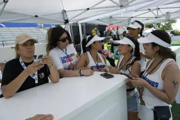 El equipo prepara la zona VIP antes de abrir puertas