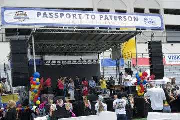 La tarima de Passport to Paterson y el acto de apertura