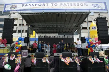 La tarima de Passport to Paterson y el acto de apertura