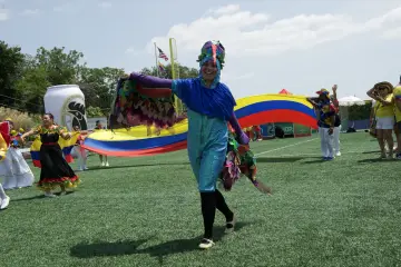 Danzas folclóricas y comparsas en la cancha