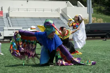Danzas folclóricas y comparsas en la cancha