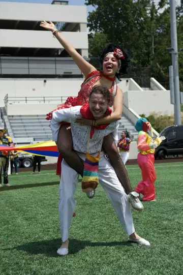 Danzas folclóricas y comparsas en la cancha