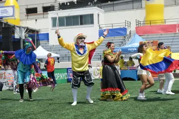 Danzas folclóricas y comparsas en la cancha