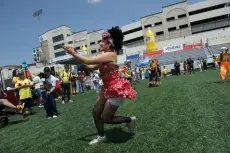 Danzas folclóricas y comparsas en la cancha