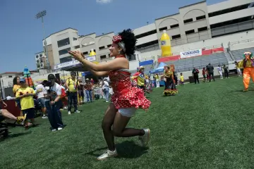 Danzas folclóricas y comparsas en la cancha