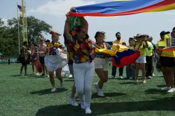 La bandera gigante recorre el estadio