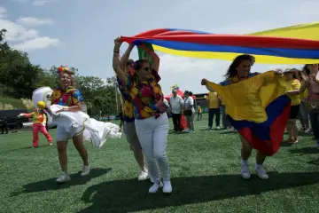 La bandera gigante recorre el estadio