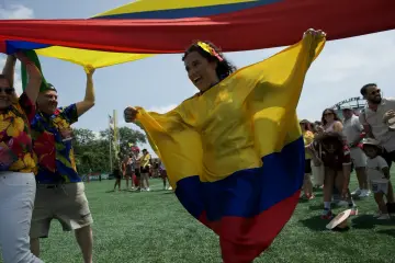 La bandera gigante recorre el estadio