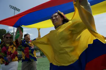 La bandera gigante recorre el estadio