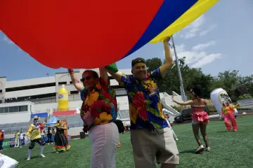 La bandera gigante recorre el estadio