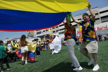 La bandera gigante recorre el estadio