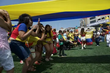 La bandera gigante recorre el estadio