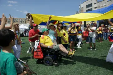 La bandera gigante recorre el estadio