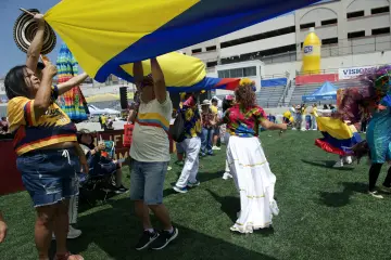 La bandera gigante recorre el estadio