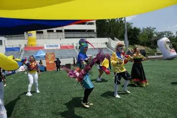 La bandera gigante recorre el estadio