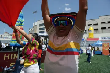 La bandera gigante recorre el estadio
