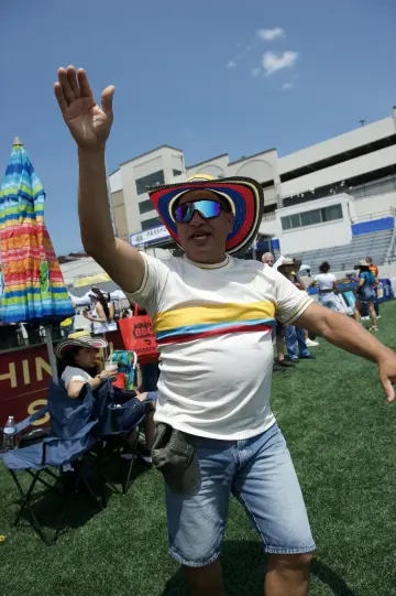 La bandera gigante recorre el estadio