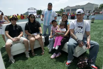 El público del festival: familias, amigos y camisetas de la selección
