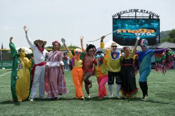 El público del festival: familias, amigos y camisetas de la selección