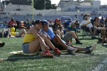 El público del festival: familias, amigos y camisetas de la selección