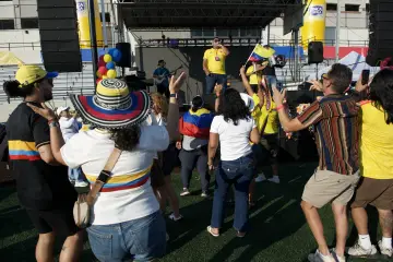 Música en vivo frente a la tarima