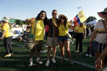 El baile se apodera del campo al caer la tarde