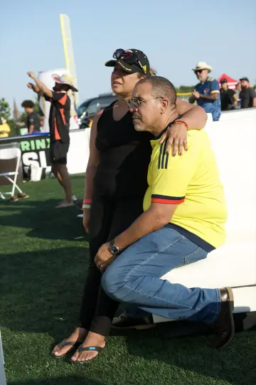El baile se apodera del campo al caer la tarde