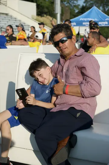 El baile se apodera del campo al caer la tarde