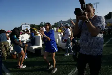 El baile se apodera del campo al caer la tarde