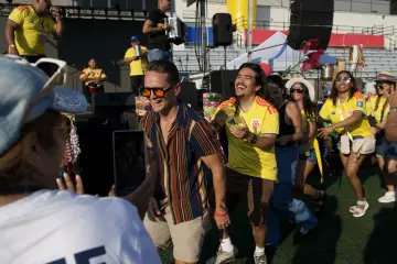 El baile se apodera del campo al caer la tarde