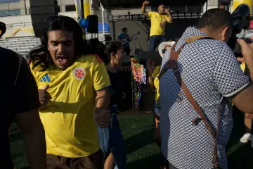 El baile se apodera del campo al caer la tarde
