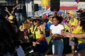 El baile se apodera del campo al caer la tarde