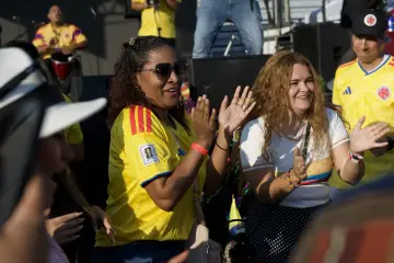 El baile se apodera del campo al caer la tarde