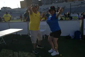 El baile se apodera del campo al caer la tarde