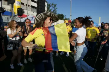 El baile se apodera del campo al caer la tarde