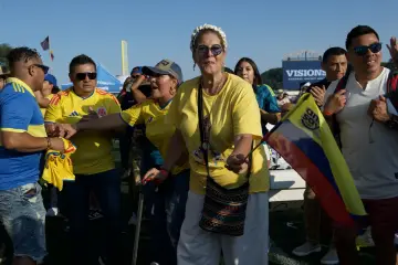 El baile se apodera del campo al caer la tarde