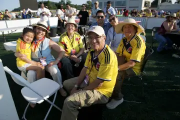 El equipo de Colombianos en New York celebra en el campo