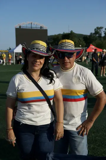 El equipo de Colombianos en New York celebra en el campo