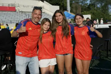 El equipo de Colombianos en New York celebra en el campo