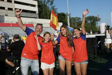 El equipo de Colombianos en New York celebra en el campo