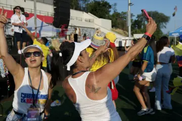 El equipo de Colombianos en New York celebra en el campo