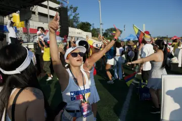 El equipo de Colombianos en New York celebra en el campo