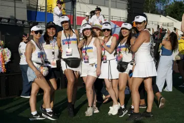 El equipo de Colombianos en New York celebra en el campo