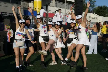 El equipo de Colombianos en New York celebra en el campo