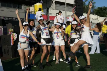 El equipo de Colombianos en New York celebra en el campo