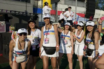 El equipo de Colombianos en New York celebra en el campo