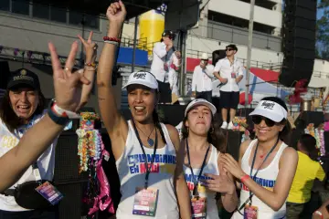 El equipo de Colombianos en New York celebra en el campo