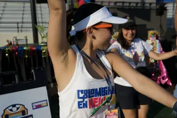 El equipo de Colombianos en New York celebra en el campo